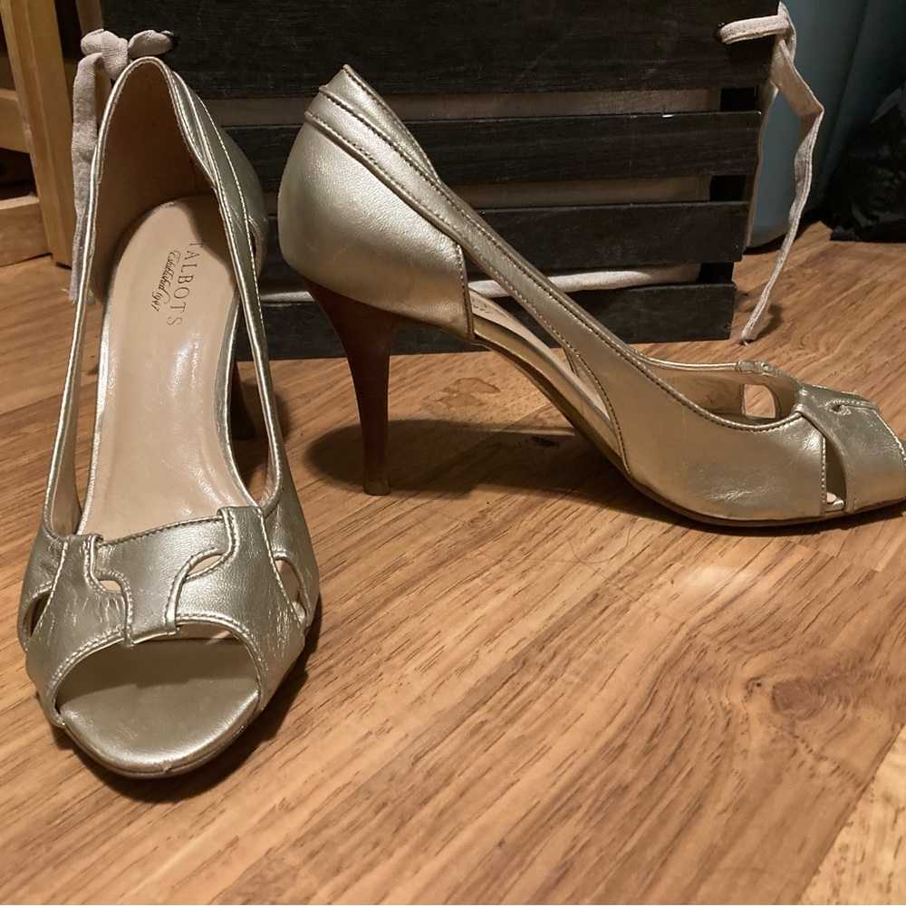Talbots gold open toed shoe